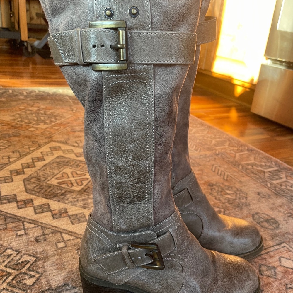 Women's gray Bare Traps boots, size 8